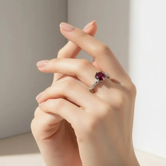 Sølvring med granat – tidløs styrke og elegance - Ring