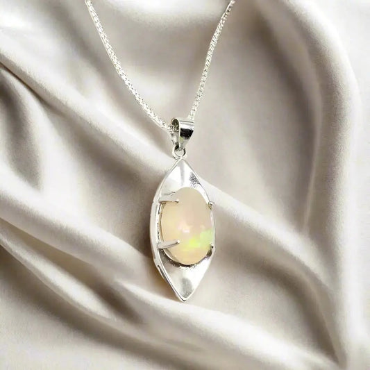 Sterling Silver pendant with 10x7mm oval velo opal - Halskæde