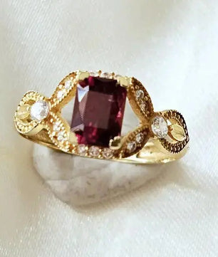 Ædelstensmykker Deep Red Delight: 18 karat guld granatring Ring