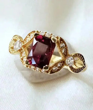 Ædelstensmykker Deep Red Delight: 18 karat guld granatring Ring