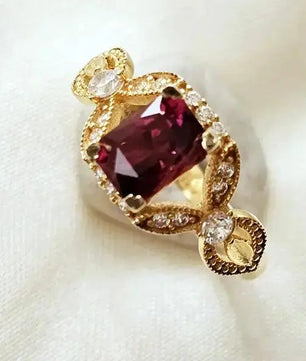 Ædelstensmykker Deep Red Delight: 18 karat guld granatring Ring