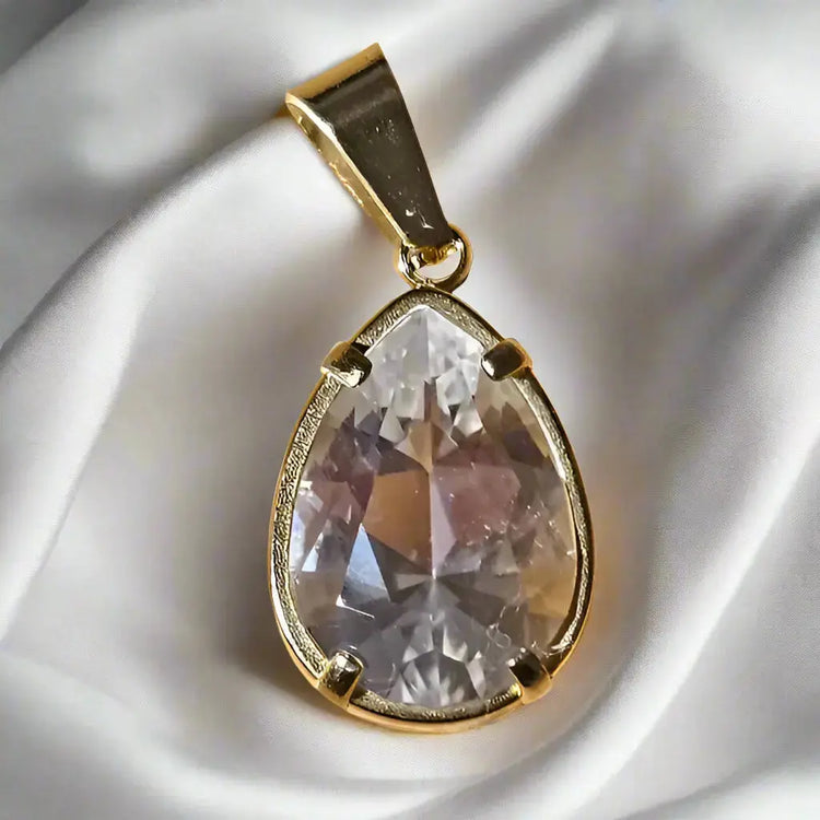 Forgyldt dråbeformet vedhæng med krystalkvarts - Halskæde