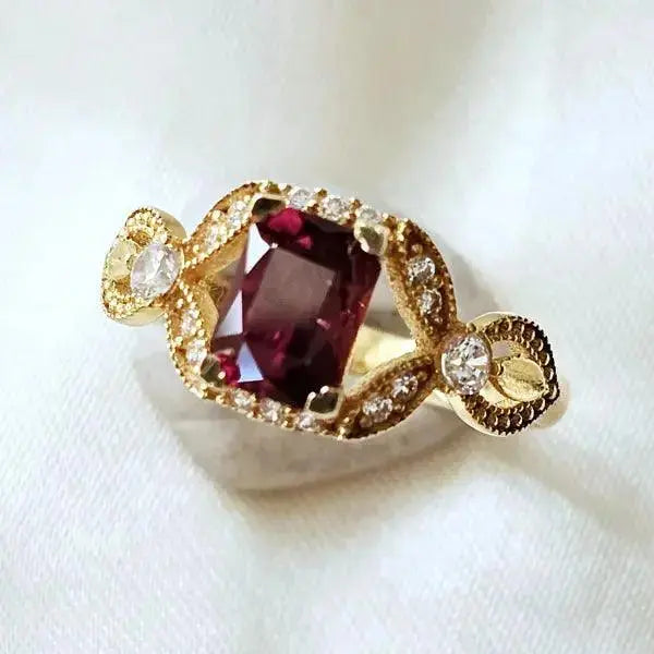Gemstone Jewelry - Deep Red Delight: 18ct Gold Garnet Ring - Ring