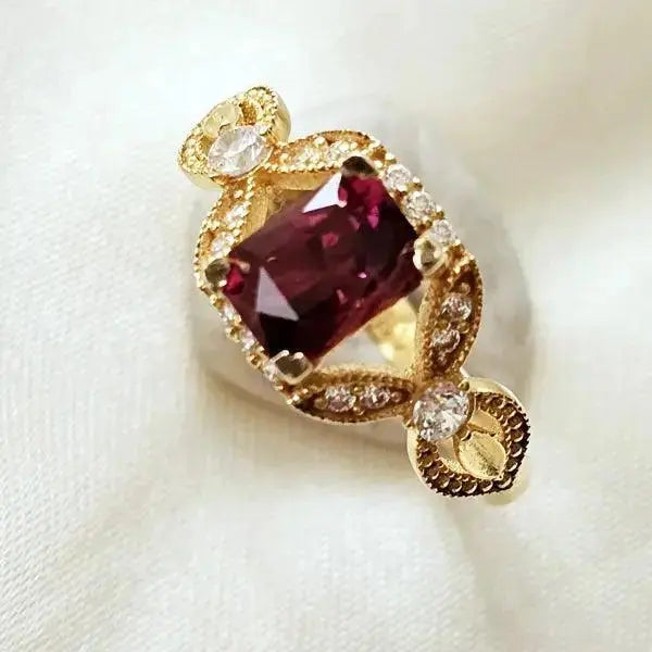 Gemstone Jewelry - Deep Red Delight: 18ct Gold Garnet Ring - Ring