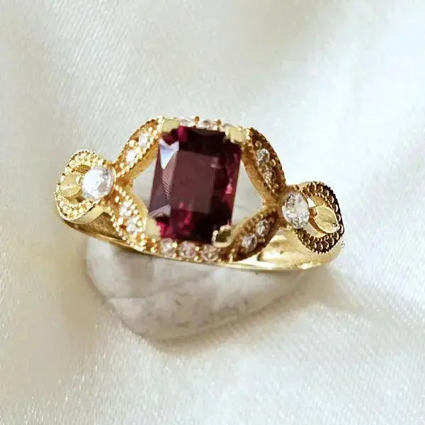 Gemstone Jewelry - Deep Red Delight: 18ct Gold Garnet Ring - Ring