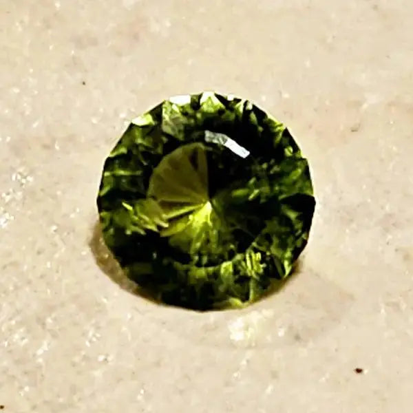 Gleaming Green: 1.25ct Round Facetted Peridot - Gemstone