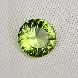 Gleaming Green: 1.25ct Round Facetted Peridot - Gemstone