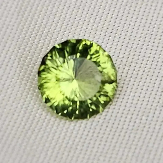 Gleaming Green: 1.25ct Round Facetted Peridot - Gemstone