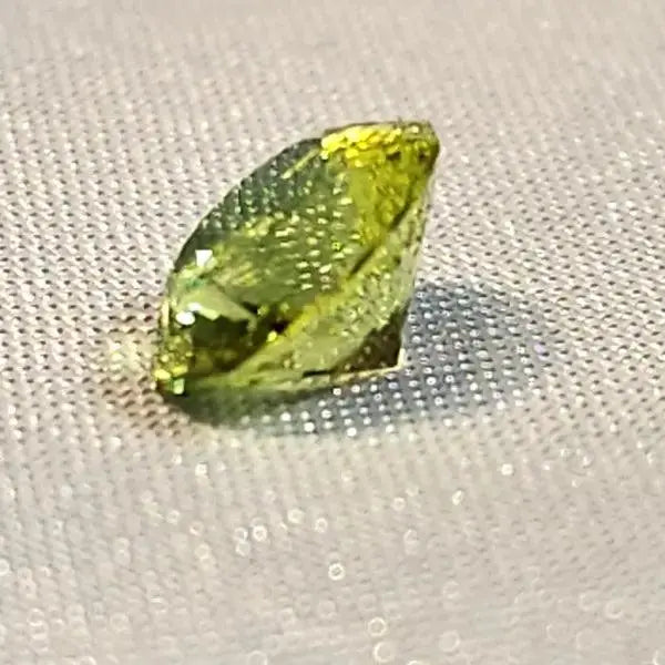 Gleaming Green: 1.25ct Round Facetted Peridot - Gemstone