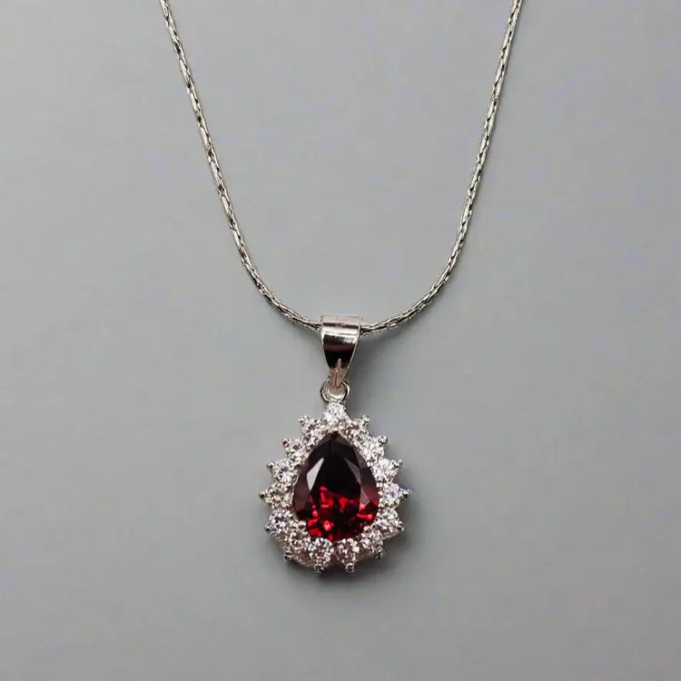 Granat halskæde i sølv omkranset af zirkoner - Halskæde