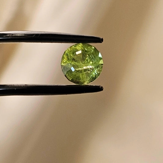 Natural Peridot: Radiant Green Gemstone - Gemstone