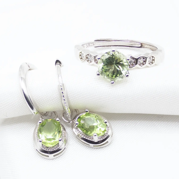 Naturens Skønhed – Peridot Smykkesæt i Sølv - Sæt