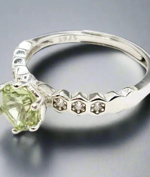 Peridot ring i sterlingsølv med grøn ædelsten Ring