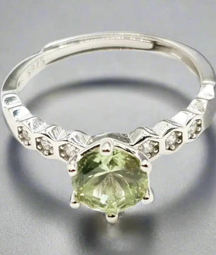 Peridot ring i sterlingsølv med grøn ædelsten Ring
