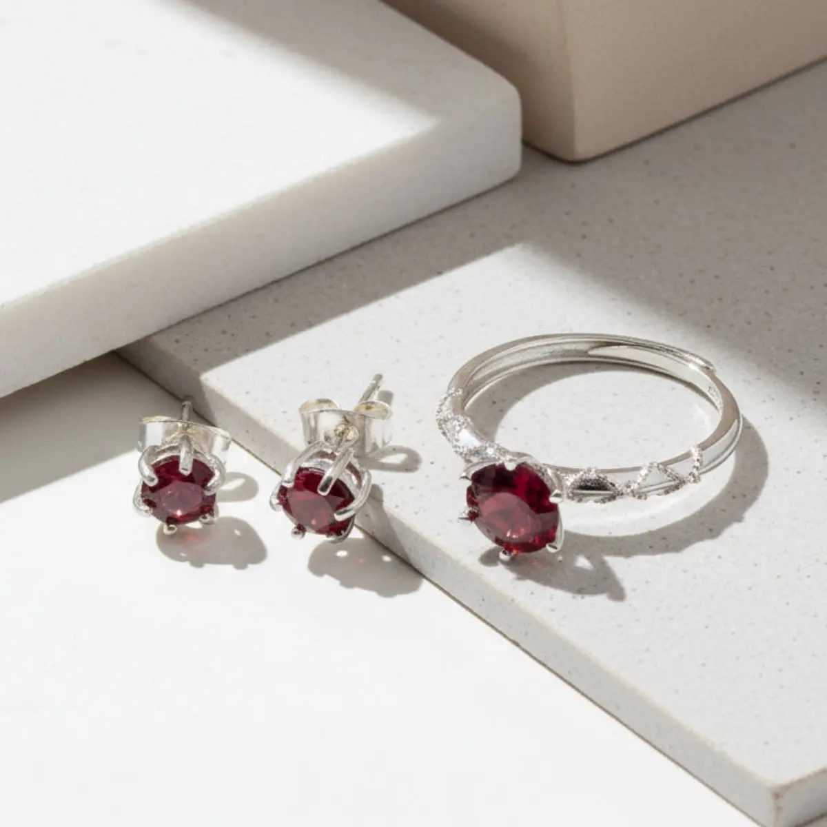 Smykkesæt med Granat – Tidløs Styrke og Elegance i Sterling Sølv - Sæt