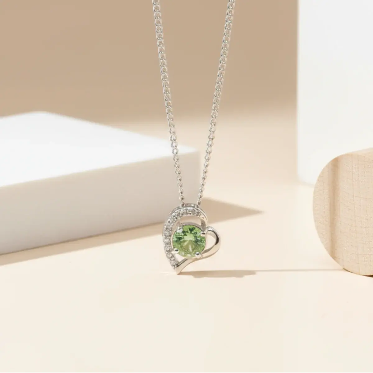 Sølvhalskæde med Hjerteformet Vedhæng Apatite ædelsten og Zirkoner – Klarhed og Elegance - Halskæde