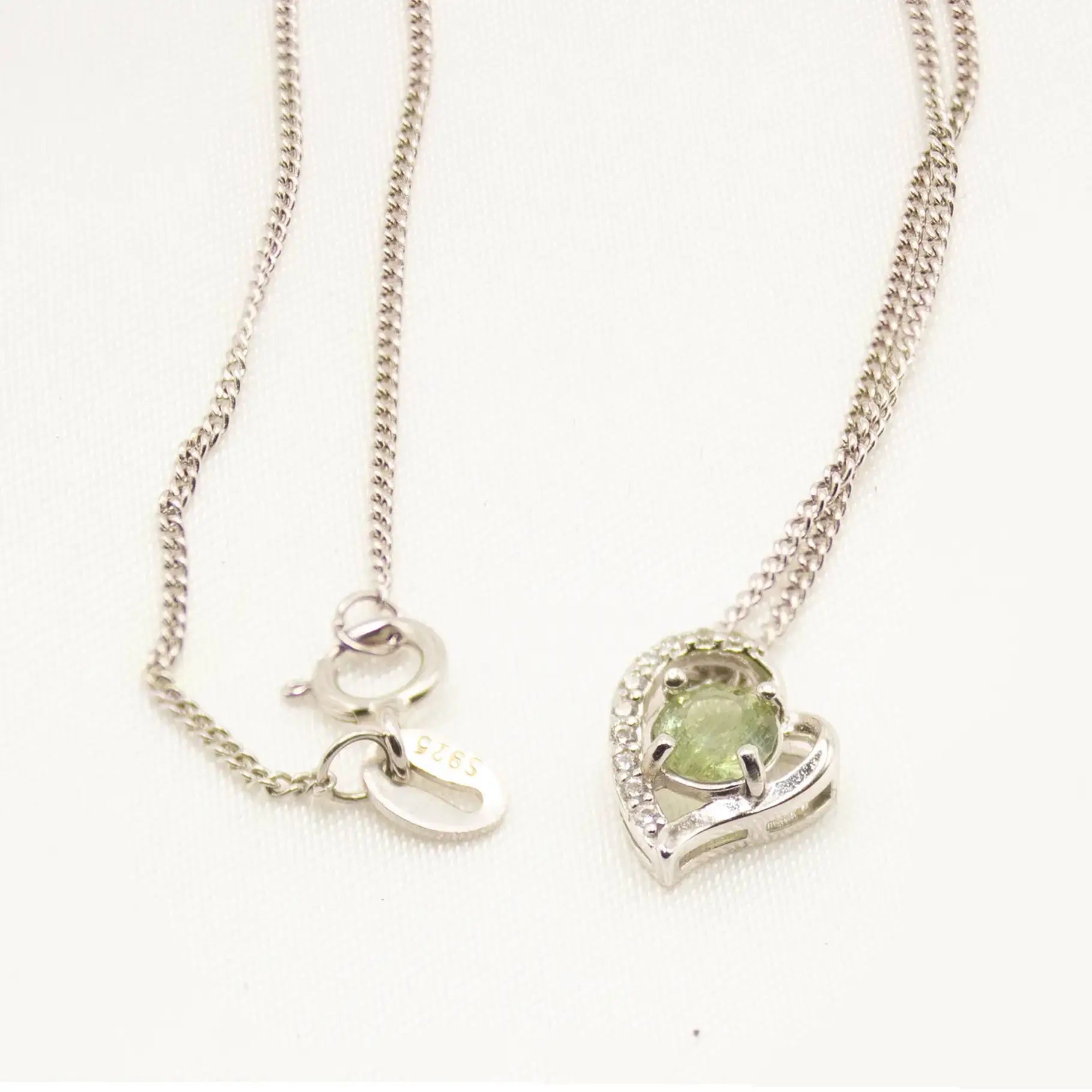 Sølvhalskæde med Hjerteformet Vedhæng Apatite ædelsten og Zirkoner – Klarhed og Elegance - Halskæde