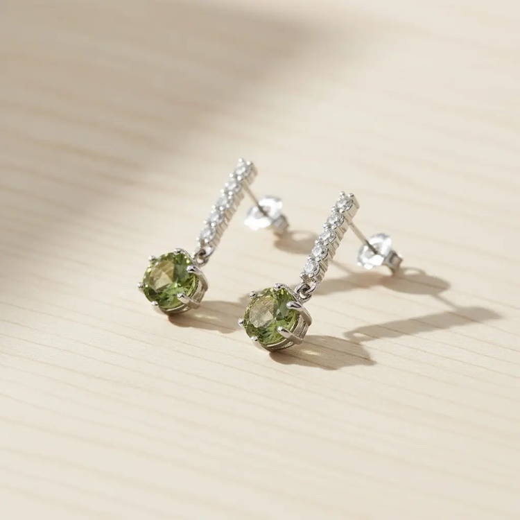 Sølvøreringe med Peridot og Zirkoner – Elegant Glans og Naturlig Farve - Øreringe