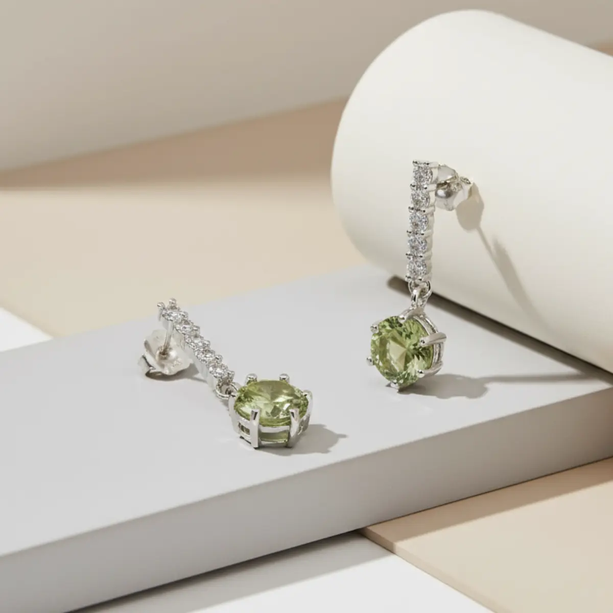 Sølvøreringe med Peridot og Zirkoner – Elegant Glans og Naturlig Farve - Øreringe