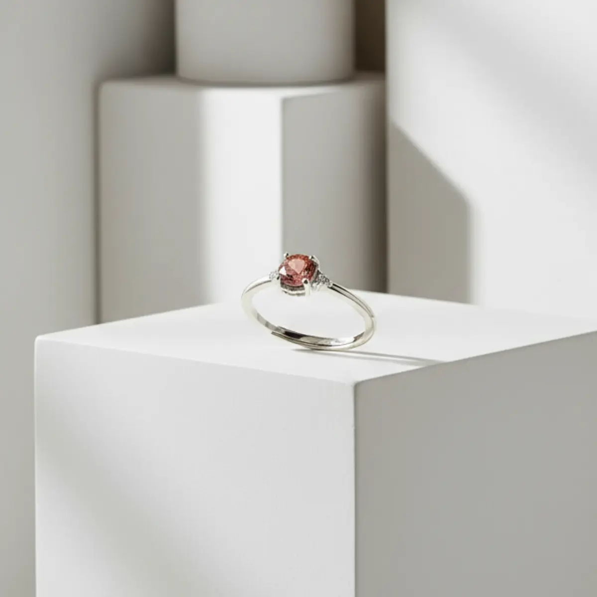Sølvring med granat – dyb rød elegance i sterlingsølv - Ring
