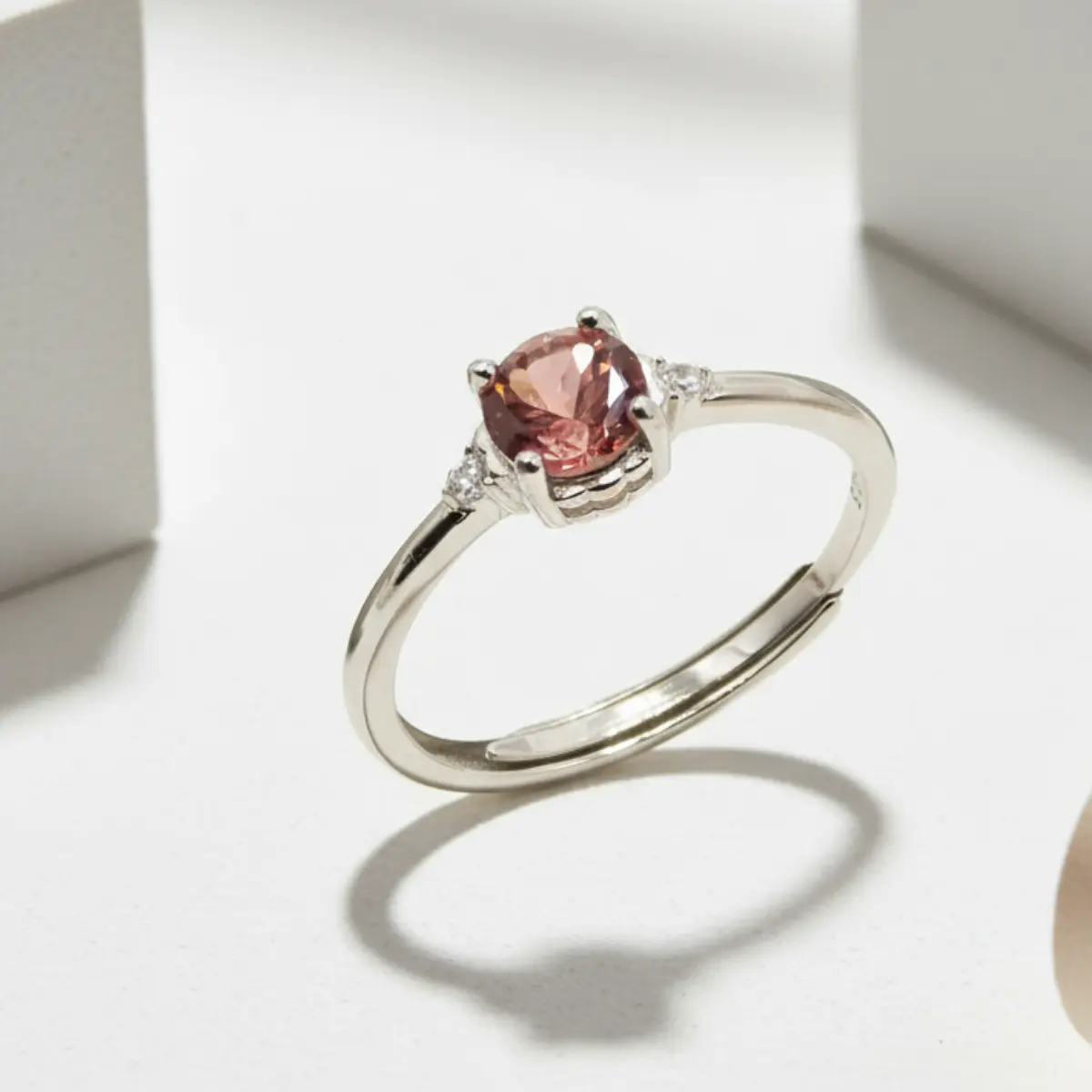 Sølvring med granat – dyb rød elegance i sterlingsølv - Ring