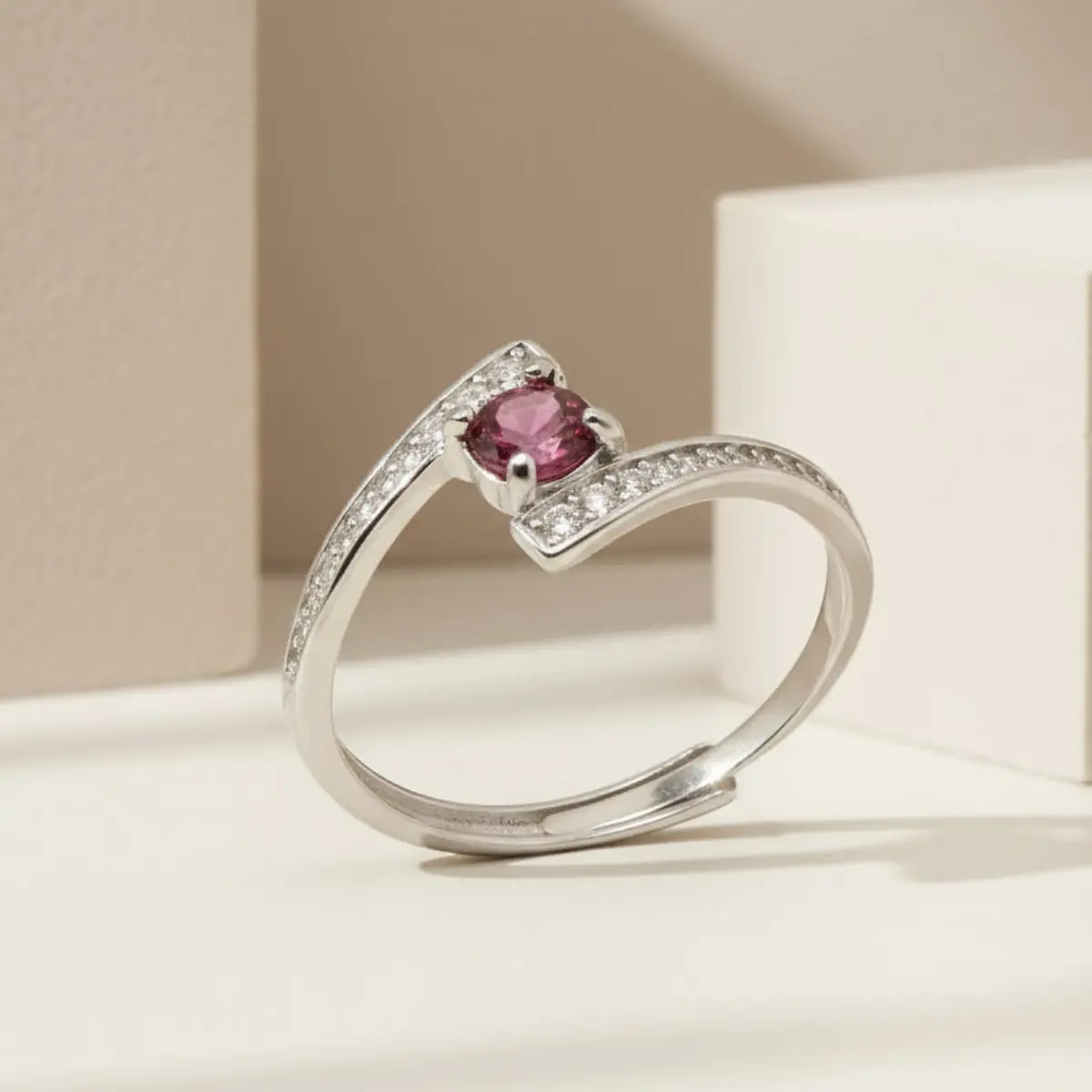 Sølvring med granat – passion og elegance i ét smykke - Ring