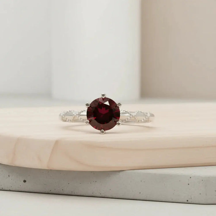 Sølvring med granat – tidløs styrke og elegance - Ring