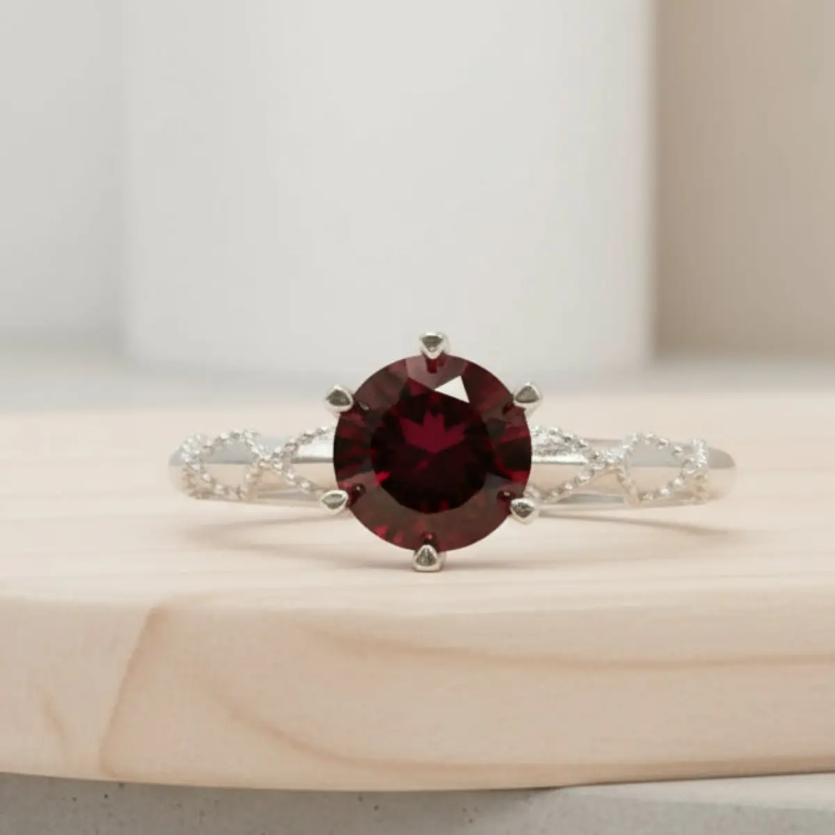 Sølvring med granat – tidløs styrke og elegance - Ring