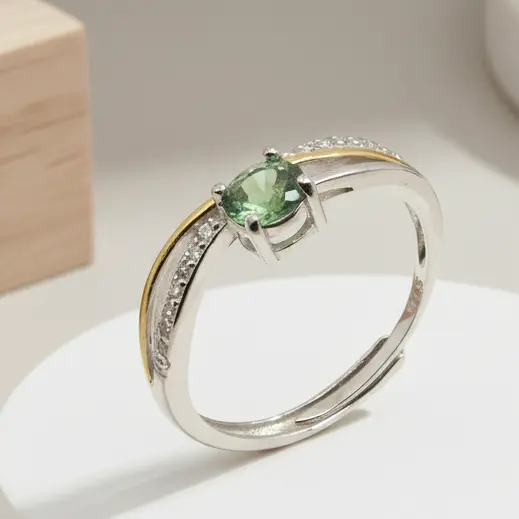 Sølvring med Grøn Turmalin og Zirkoner – Naturlig Skønhed og Glitrende Elegance - Ring