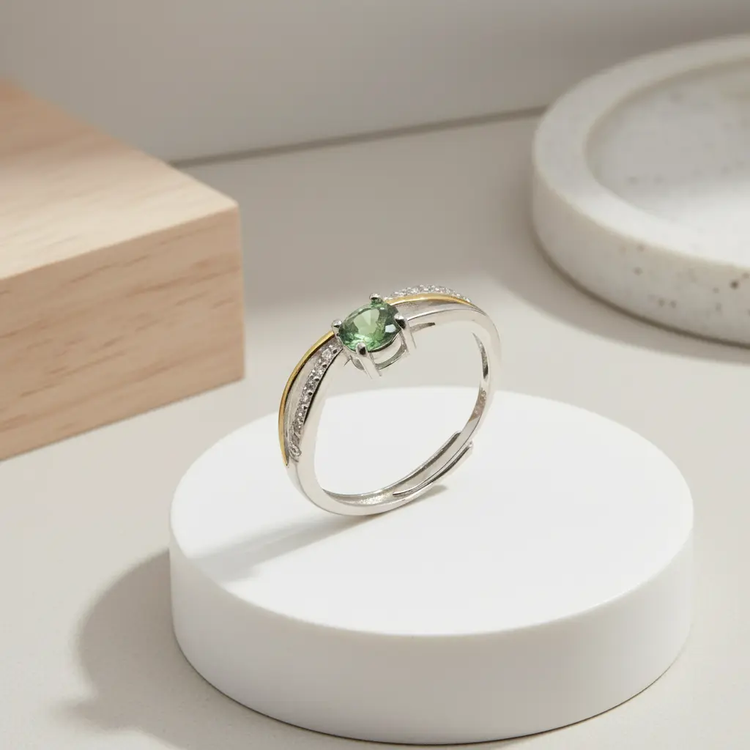 Sølvring med Grøn Turmalin og Zirkoner – Naturlig Skønhed og Glitrende Elegance - Ring