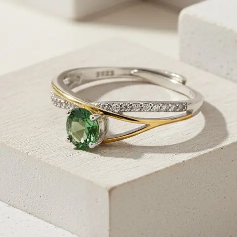 Sølvring med Grøn Turmalin og Zirkoner – Naturlig Skønhed og Glitrende Elegance - Ring