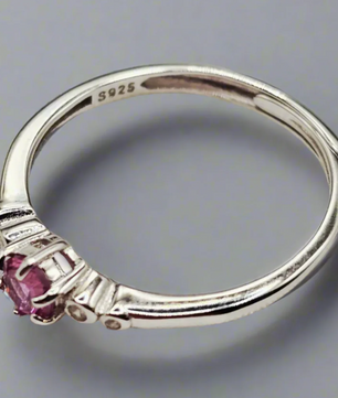 Sølvring med Pink Safir og Zirkoner Ring