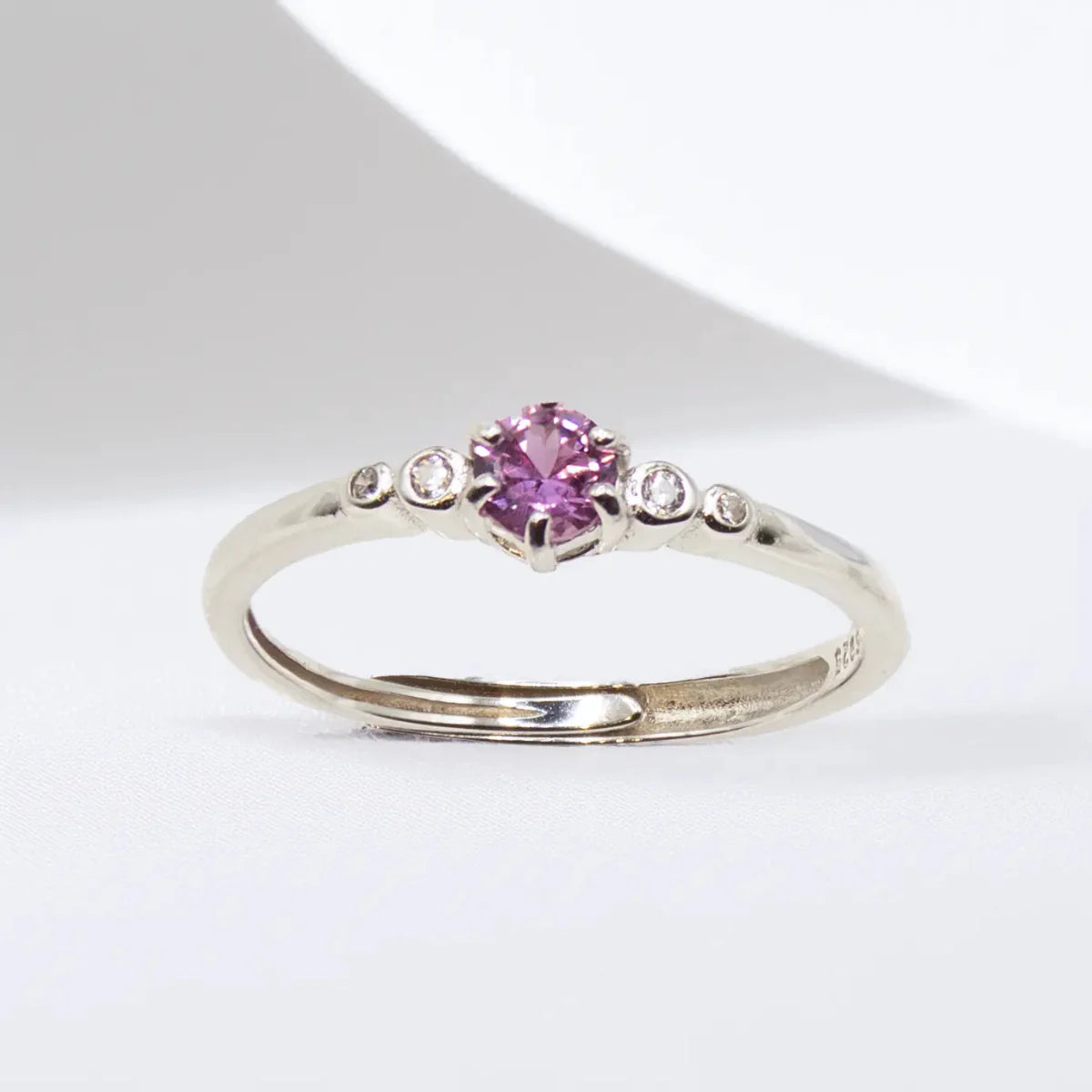 Sølvring med Pink Safir og Zirkoner Ring