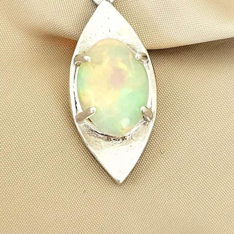 Sterling Silver pendant with 10x7mm oval velo opal - Halskæde