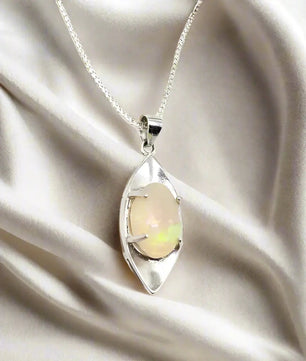 Sterling Silver pendant with 10x7mm oval velo opal - Halskæde