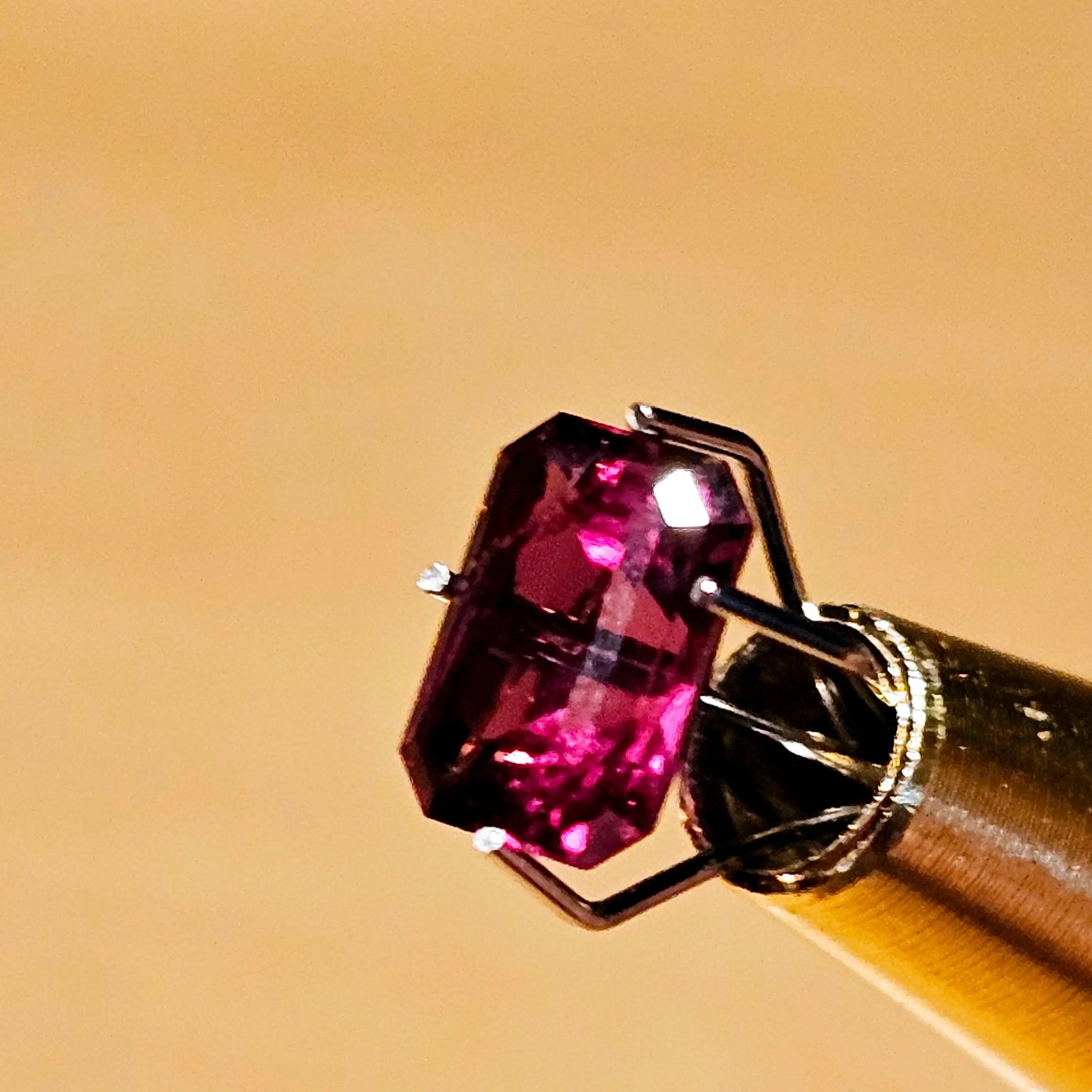 Stunning 1.25ct Red Garnet - Fiery Elegance - Gemstone
