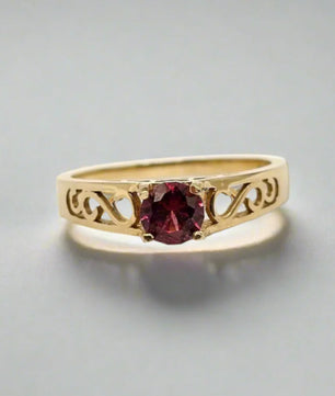 Tidløs skønhed: Ring i 14 karat guld og rød granat Unikke smykker Ring