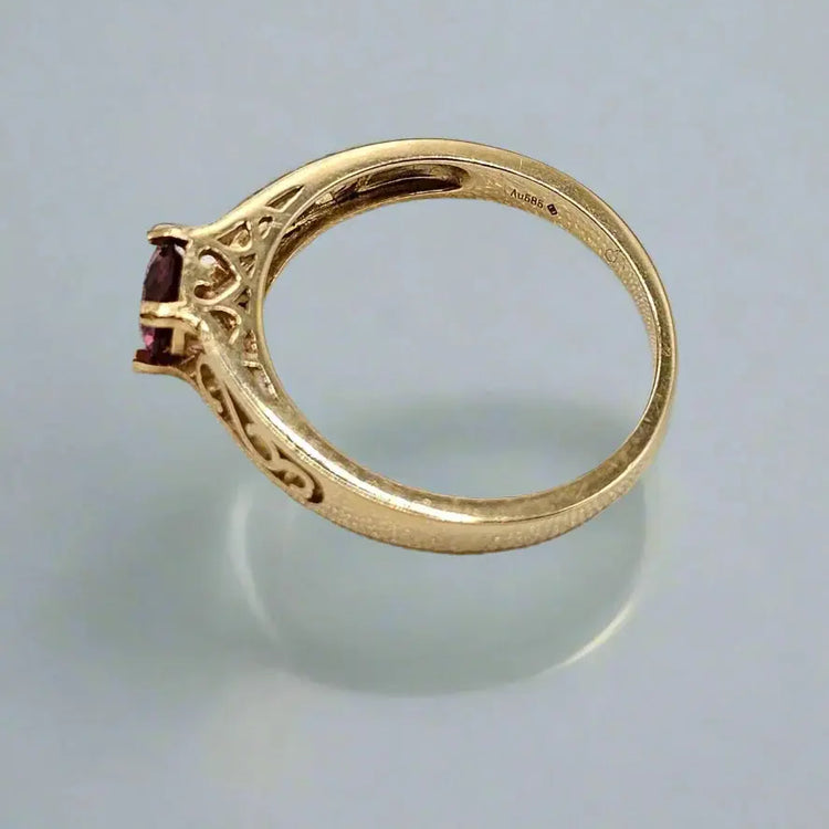Tidløs skønhed: Ring i 14 karat guld og rød granat - Unikke smykker - Ring