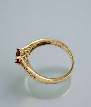 Tidløs skønhed: Ring i 14 karat guld og rød granat Unikke smykker Ring