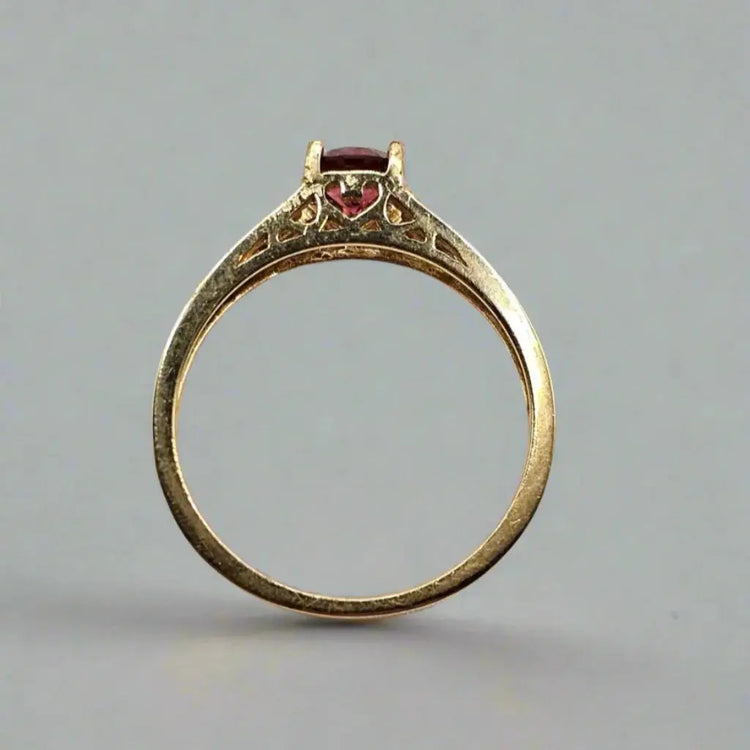 Tidløs skønhed: Ring i 14 karat guld og rød granat - Unikke smykker - Ring