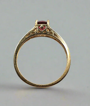 Tidløs skønhed: Ring i 14 karat guld og rød granat Unikke smykker Ring