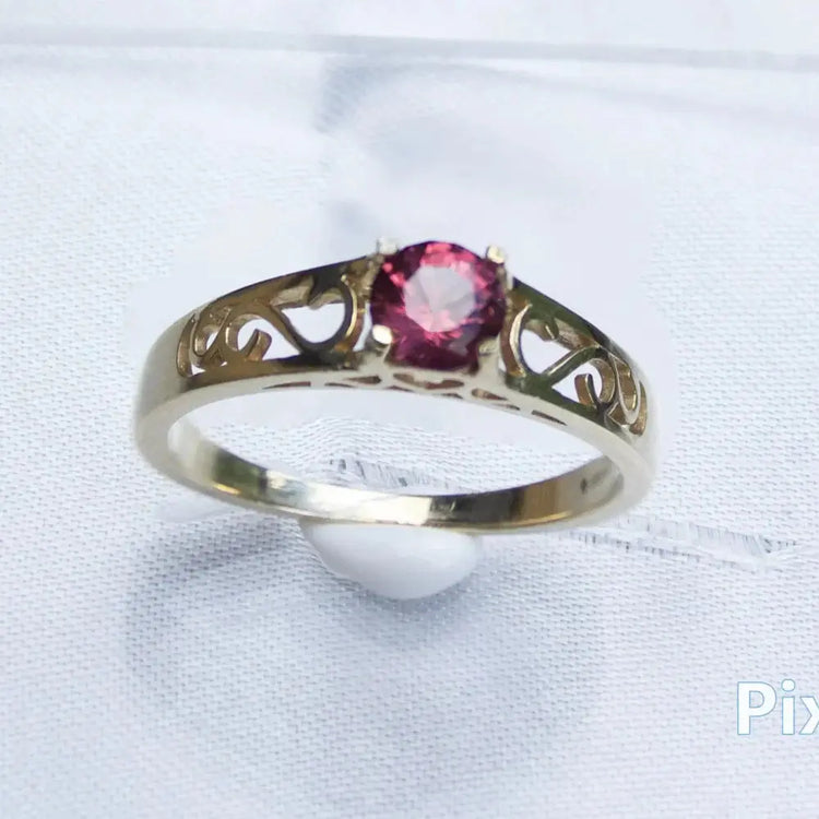 Tidløs skønhed: Ring i 14 karat guld og rød granat - Unikke smykker - Ring