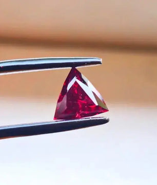 Triangulær Elegance: Rhodolite Granat - Gemstone