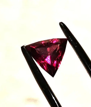 Triangulær Elegance: Rhodolite Granat - Gemstone